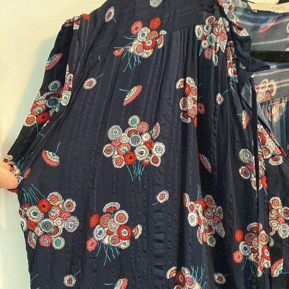 Loft floral split neck top. - Picture 4 of 8